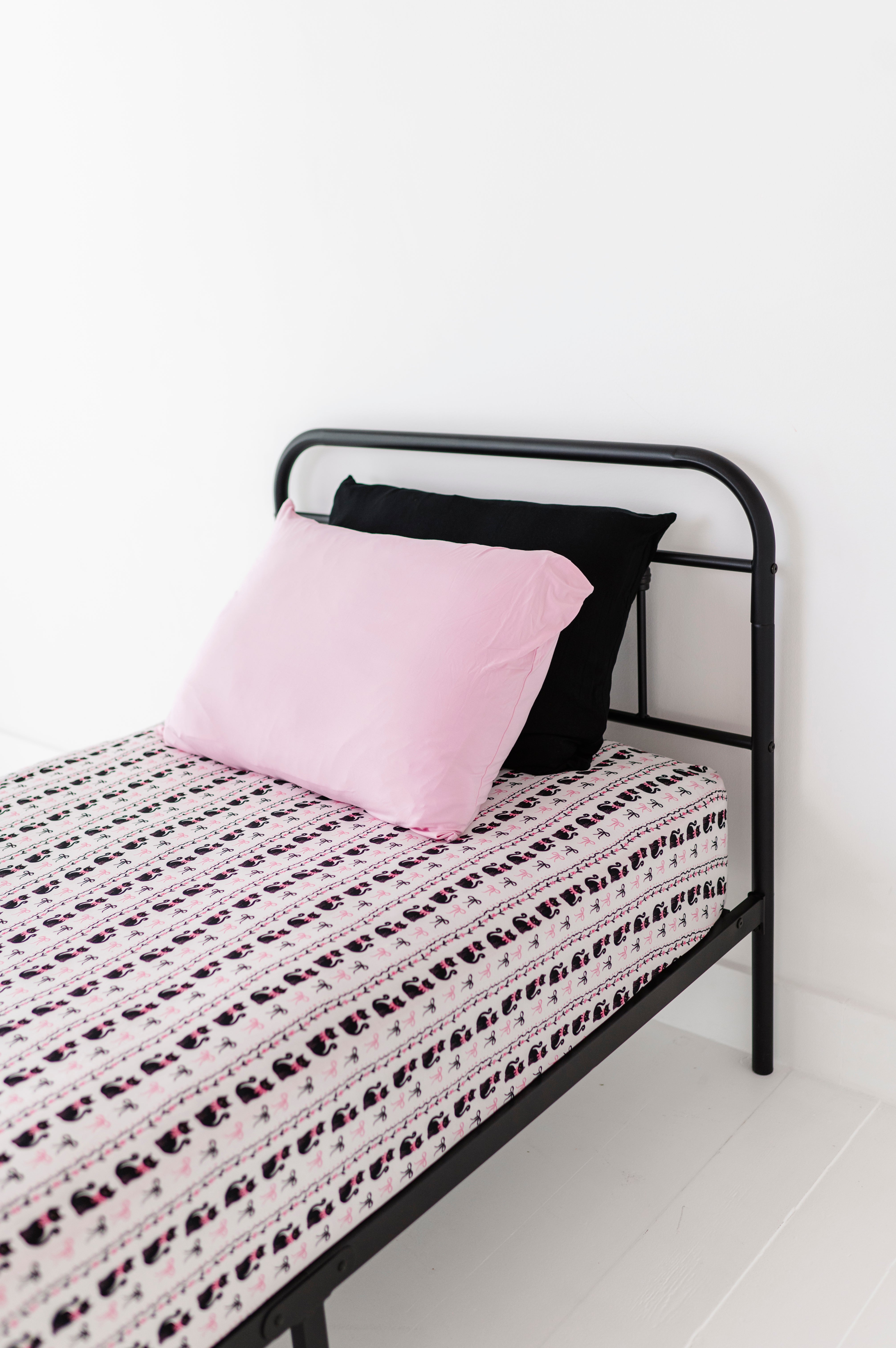 TWIN FITTED SHEET - HEX AND KISSES
