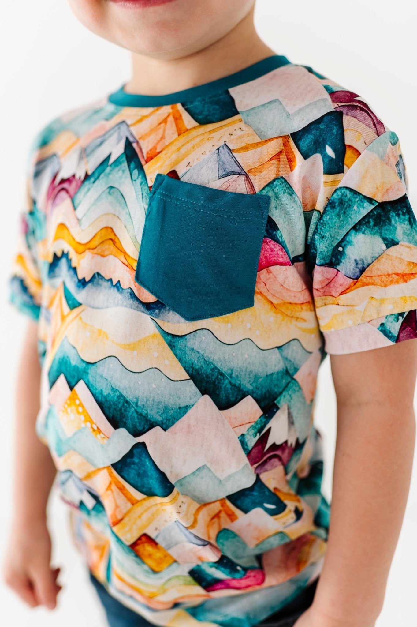 POCKET TEE - SPRING MOUNTAINS - The Sleepy Sloth
