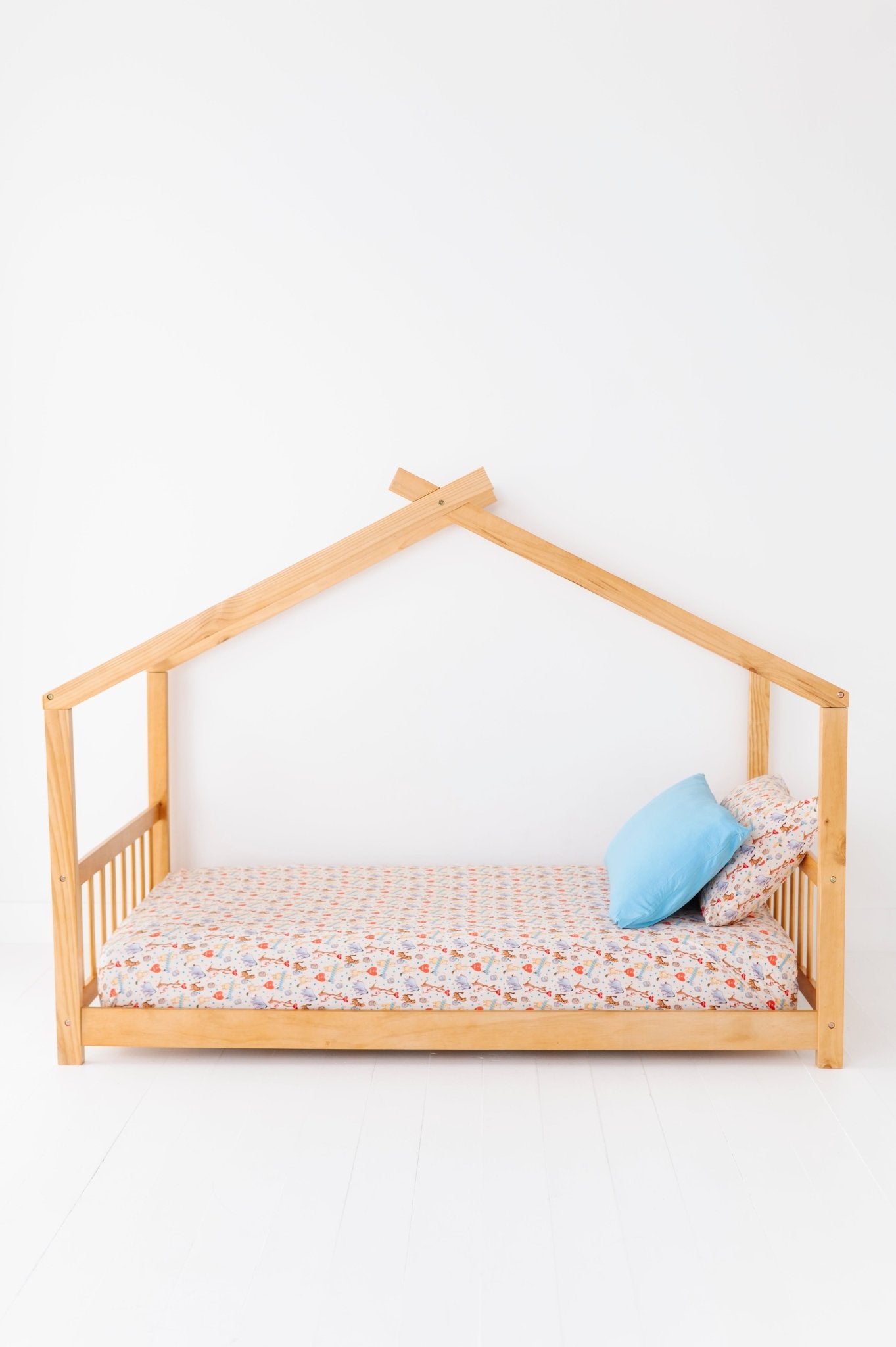 TWIN FITTED SHEET - 100 ACRES OF HUGS - The Sleepy Sloth