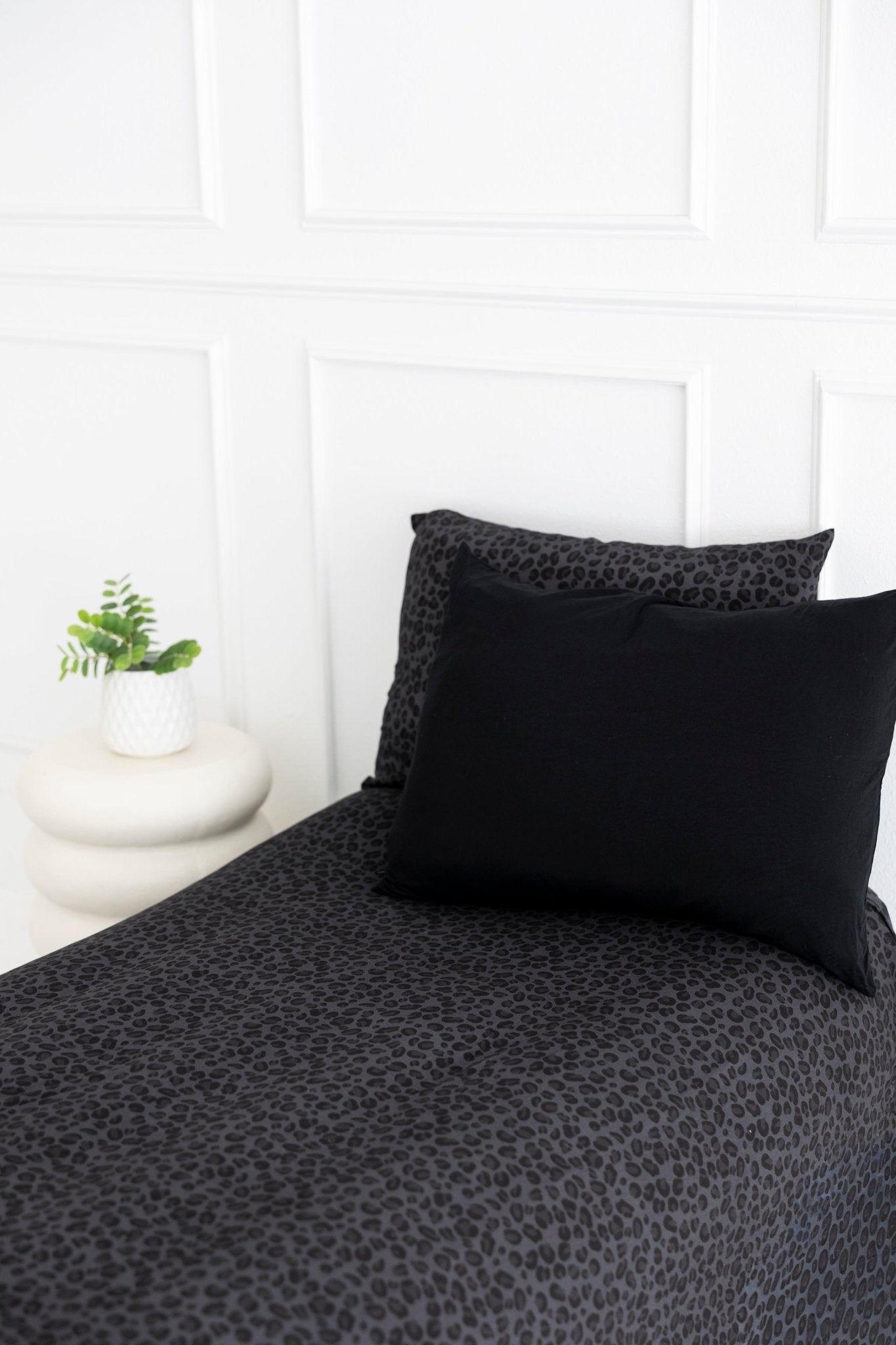 TWIN FITTED SHEET - SPOTTED IN ONYX - The Sleepy Sloth