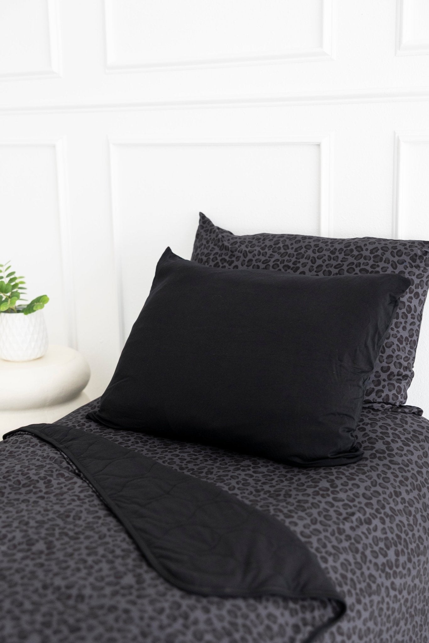 TWIN FITTED SHEET - SPOTTED IN ONYX - The Sleepy Sloth