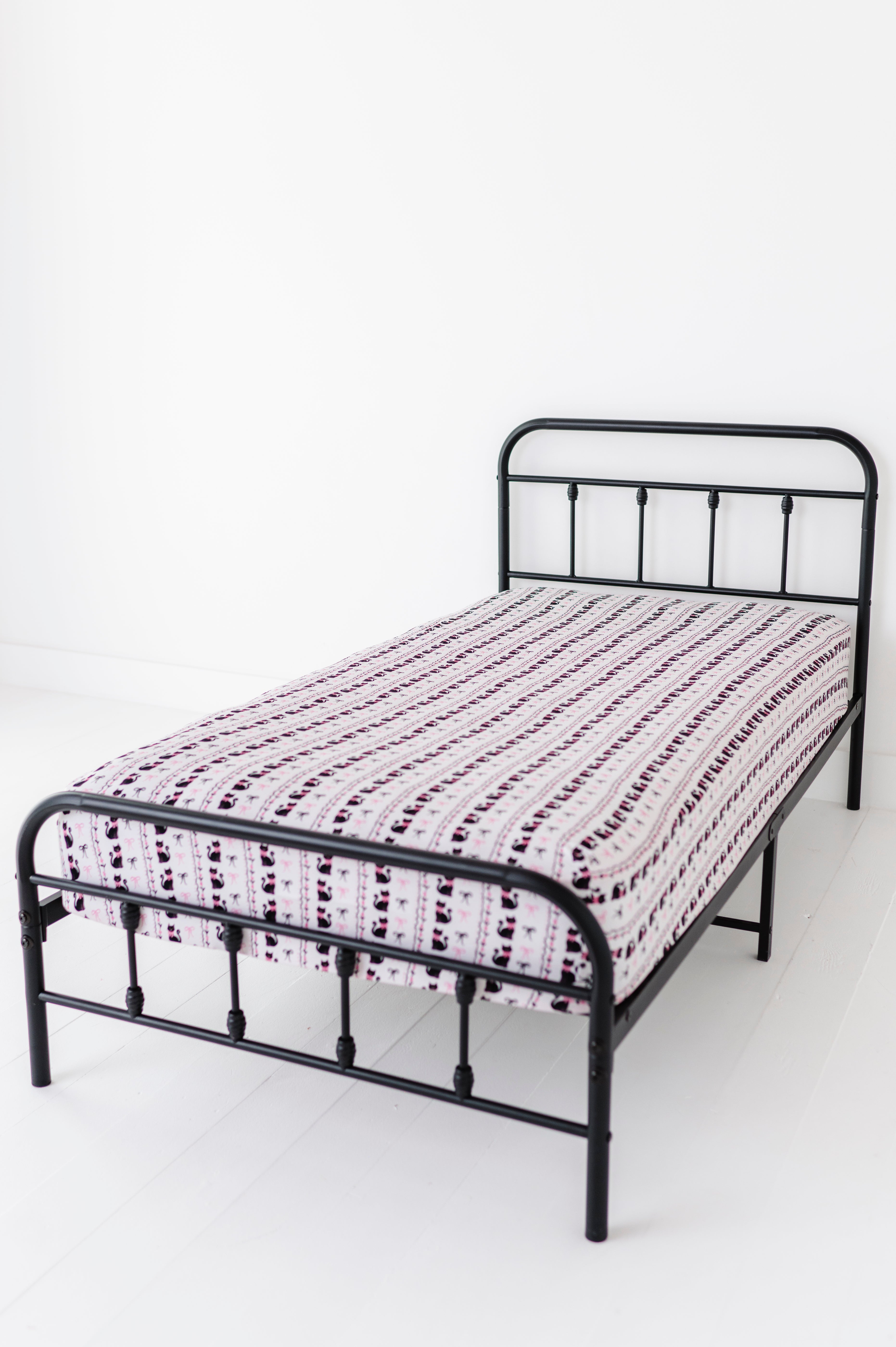 TWIN FITTED SHEET - HEX AND KISSES