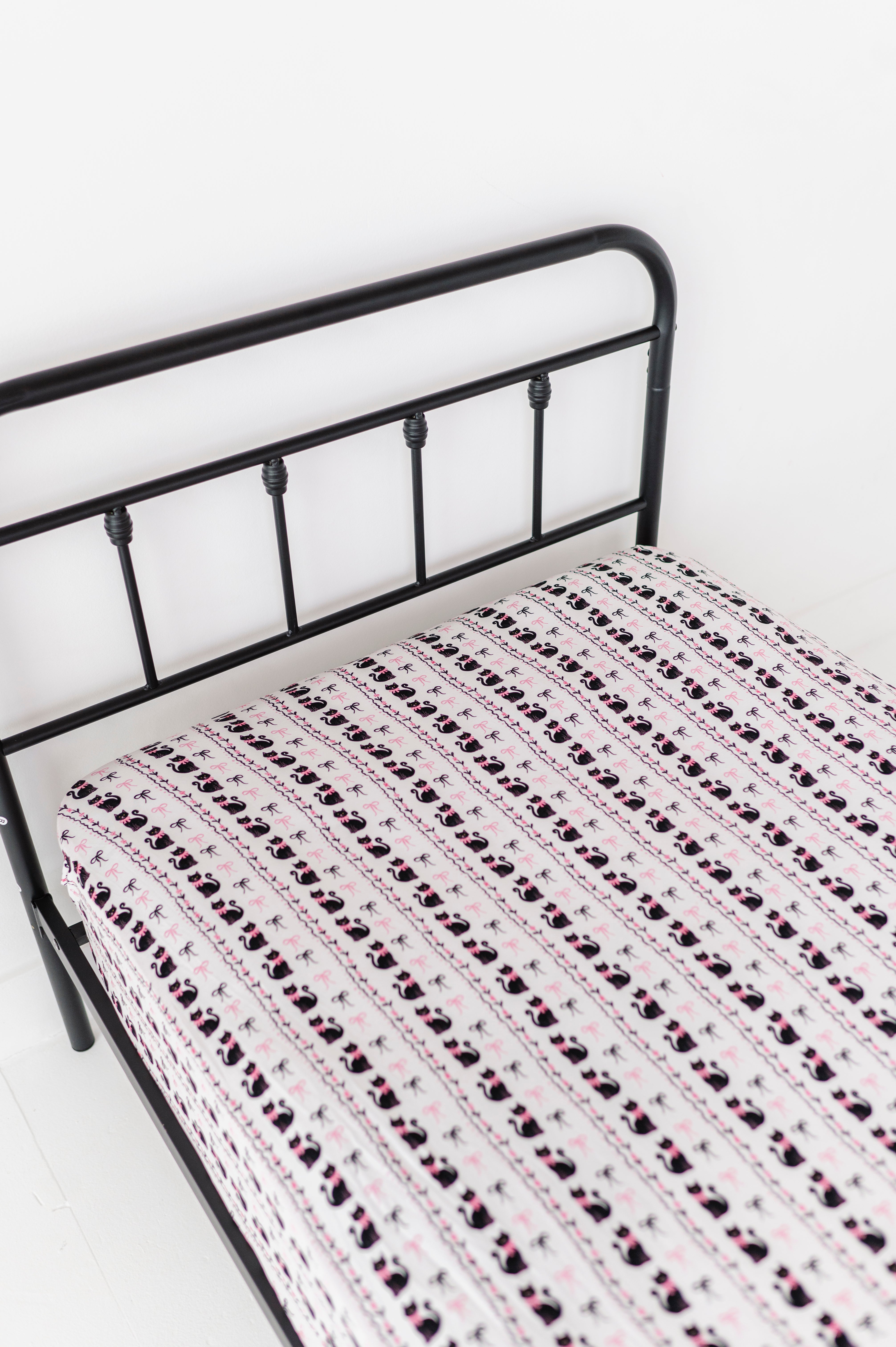 TWIN FITTED SHEET - HEX AND KISSES