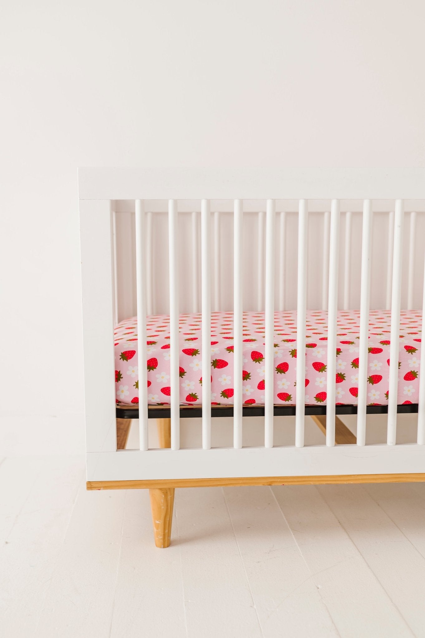 CRIB SHEET - STRAWBERRY FIELDS - The Sleepy Sloth