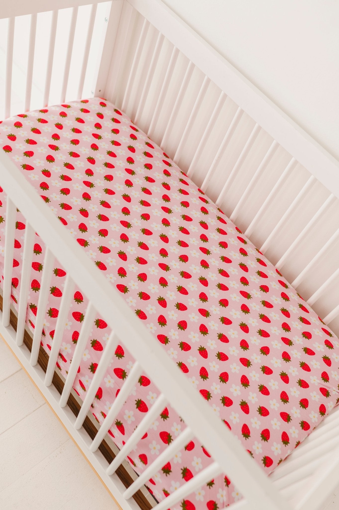 CRIB SHEET - STRAWBERRY FIELDS - The Sleepy Sloth