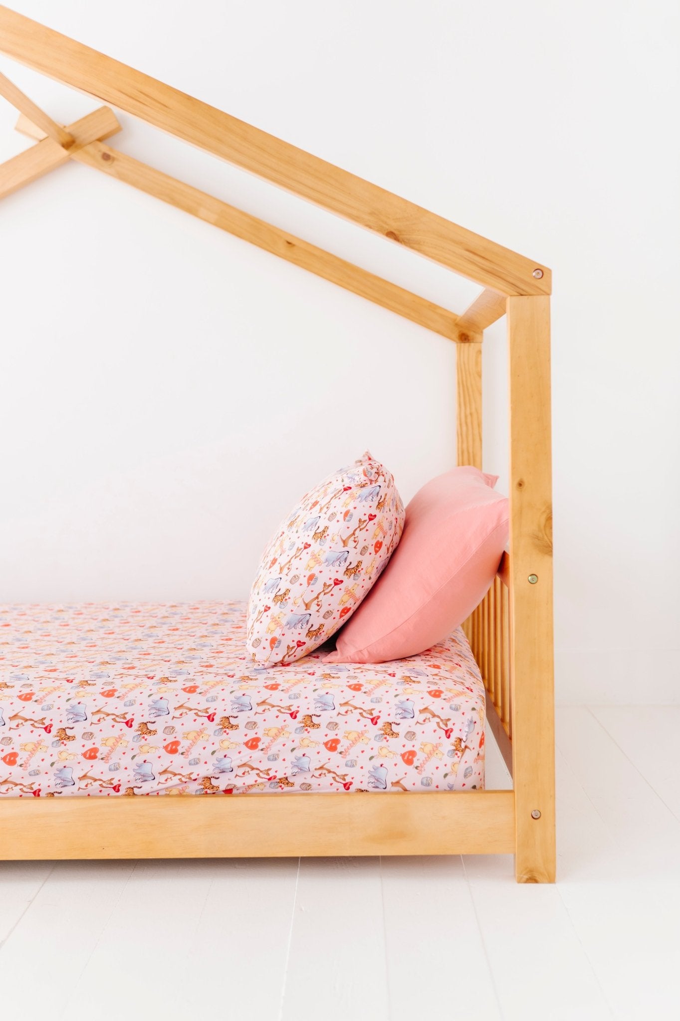 TWIN FITTED SHEET - 100 ACRES OF KISSES - The Sleepy Sloth