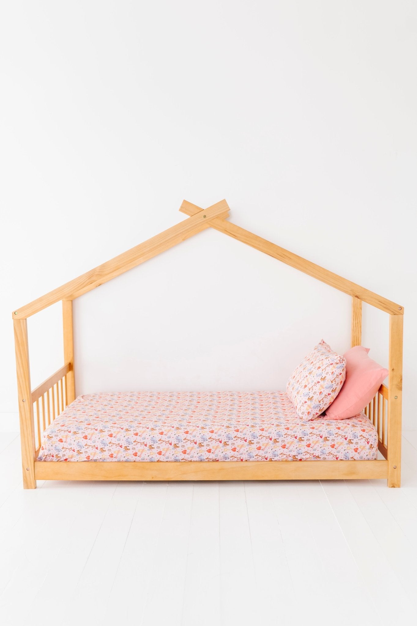 TWIN FITTED SHEET - 100 ACRES OF KISSES - The Sleepy Sloth
