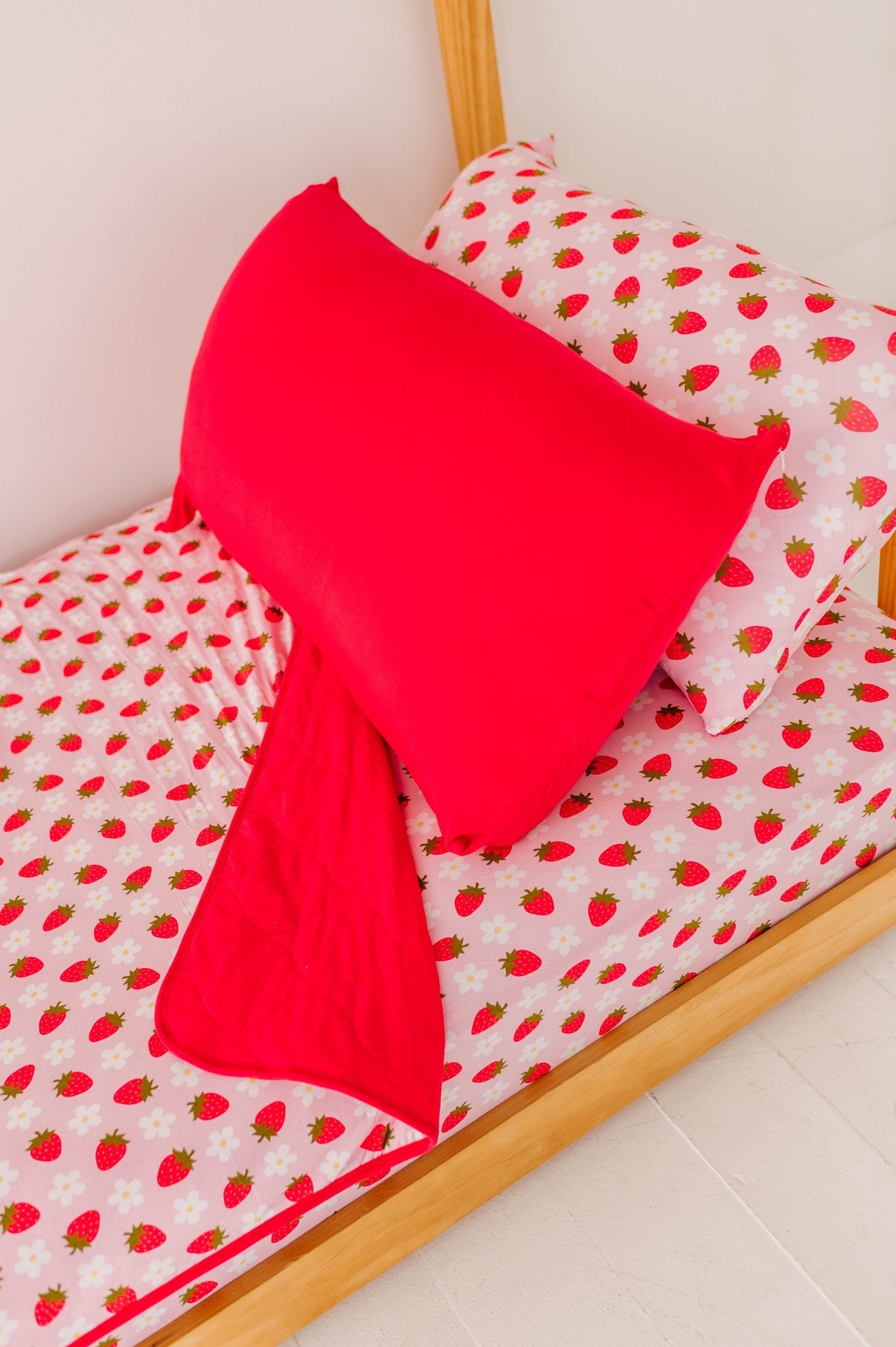 TWIN FITTED SHEET - STRAWBERRY FIELDS - The Sleepy Sloth