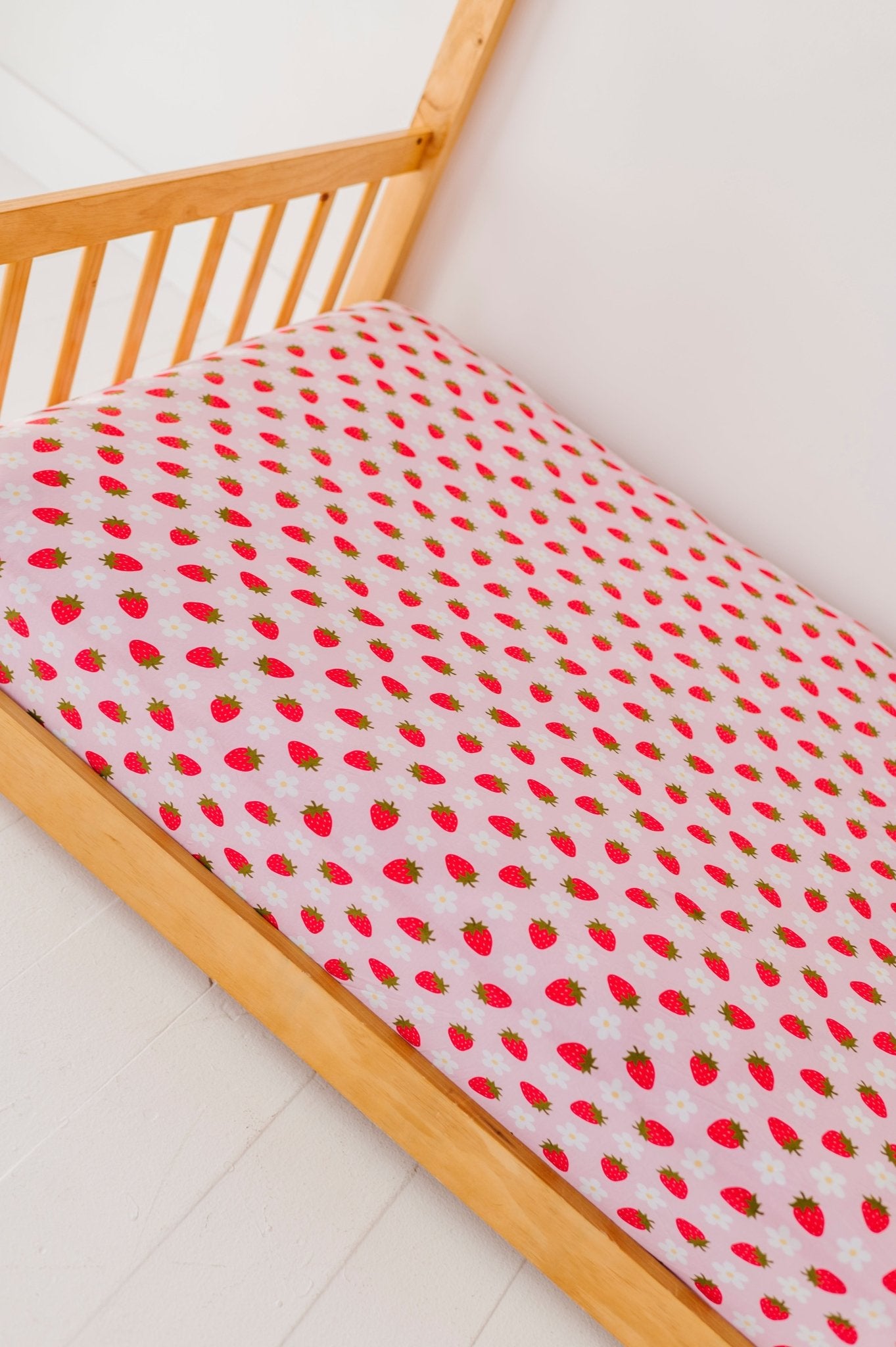 TWIN FITTED SHEET - STRAWBERRY FIELDS - The Sleepy Sloth