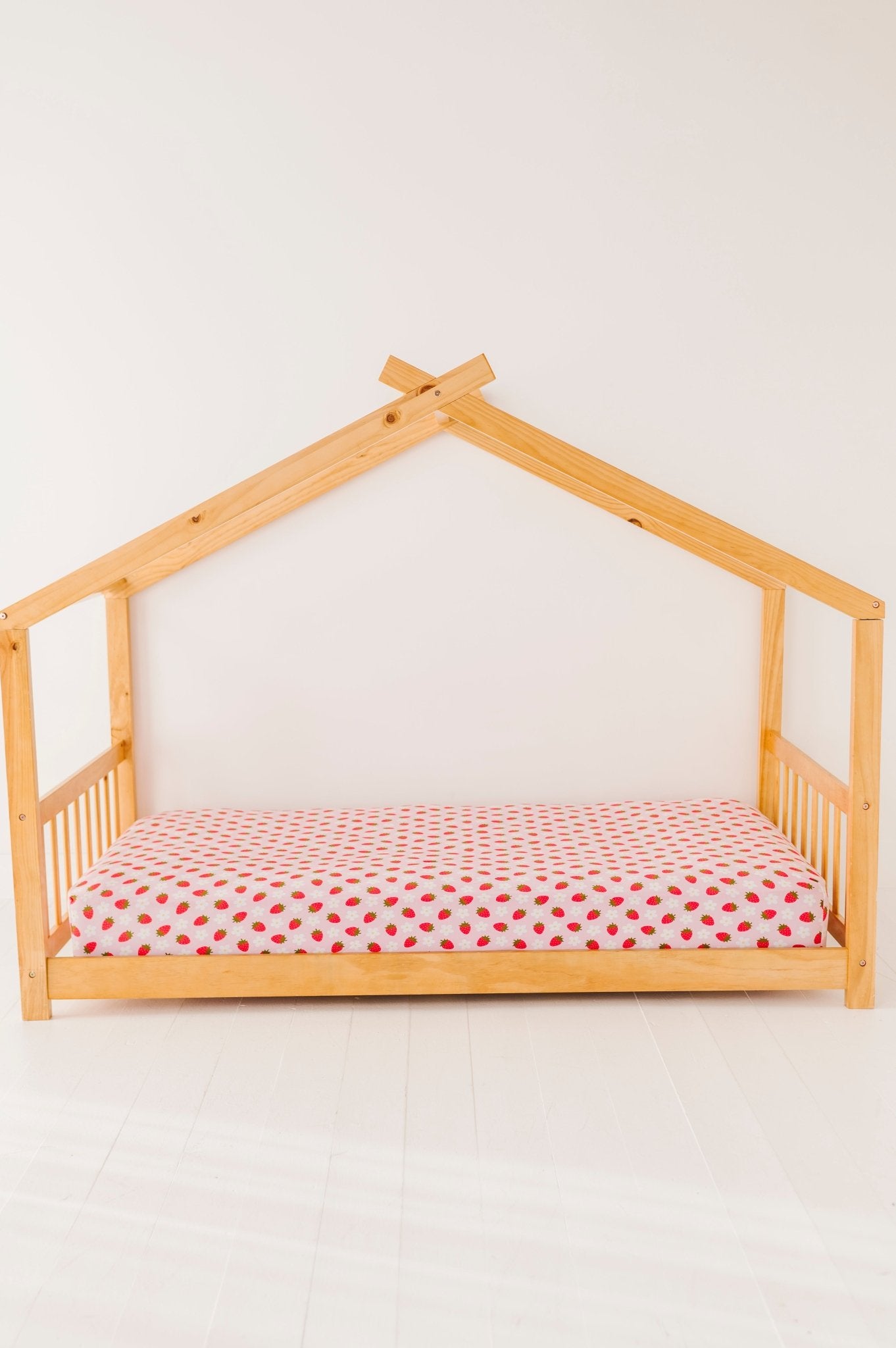 TWIN FITTED SHEET - STRAWBERRY FIELDS - The Sleepy Sloth