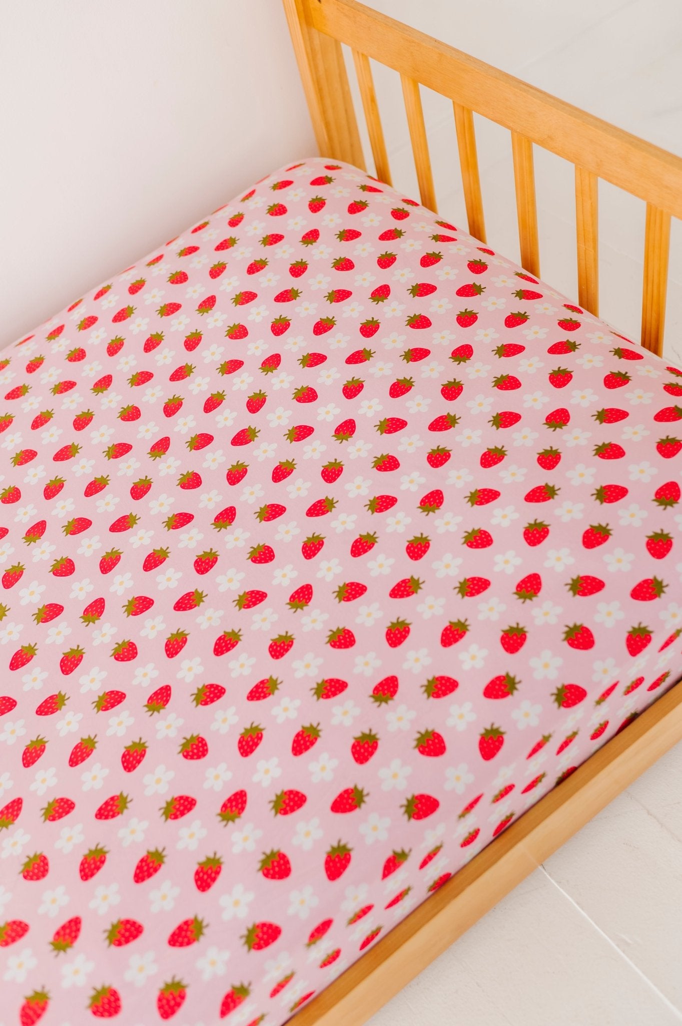 TWIN FITTED SHEET - STRAWBERRY FIELDS - The Sleepy Sloth